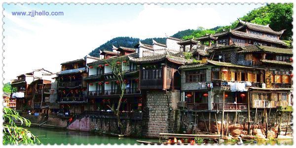 張家界、黃石寨、金鞭溪、袁家界、天子山、十里畫(huà)廊、黃龍洞、寶峰湖、天門(mén)山、鳳凰古城四日游